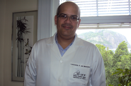 Retrato de médico com jaleco