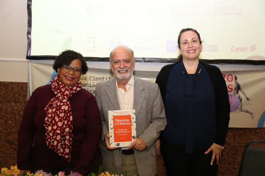 Homem segura o livro mostrando a capa