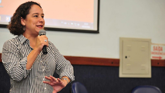 Foto da advogada Luciana Boiteux no seminário