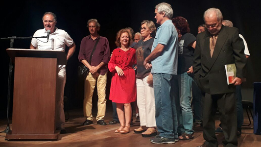Ilma Noronha recenedo a medalha Chico Mendes