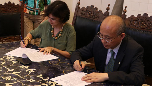 Nisia e Zhang Yaping assinando o memorando