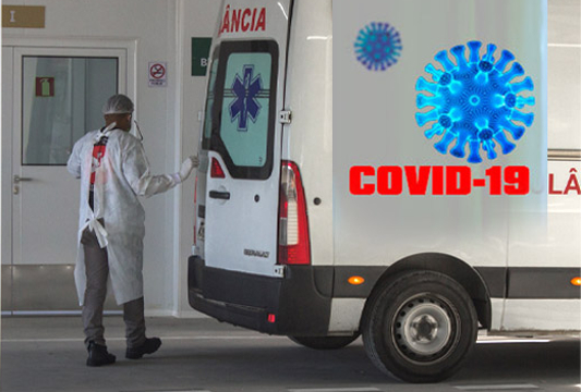 Médico entrando em uma ambulância