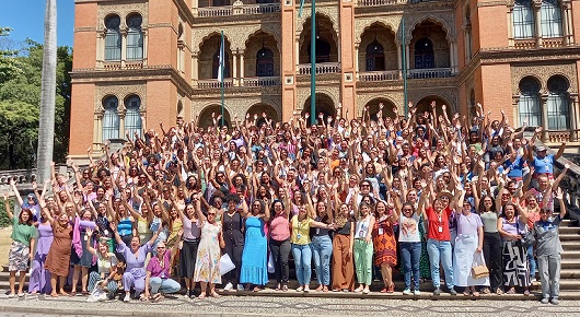 Mulheres trabalhadoras da Fiocruz em frente ao Castelo Fiocruz