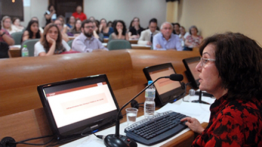 Foto de Maria do Carmo fazendo sua palestra 