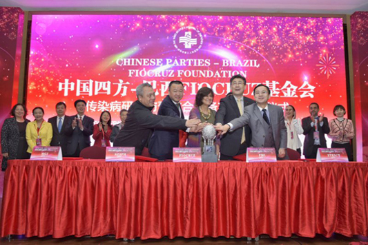 Nisia junto de representantes de instituições chinesas