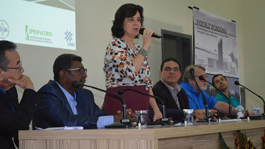 Nisia discursando