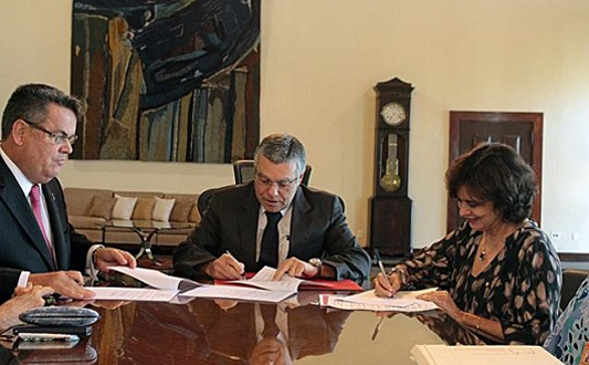 Nisia Trindade assinando o acordo