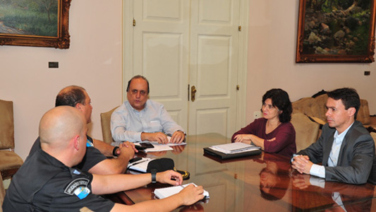 Nísia Trindade reunidada com Pezão e dois policiais