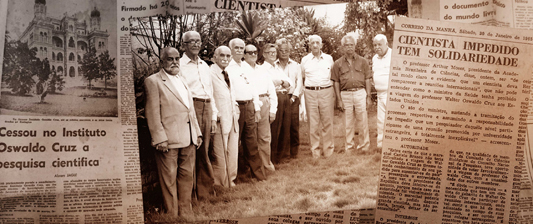 Pesquisadores cassados pela ditadura em pé posando para a foto