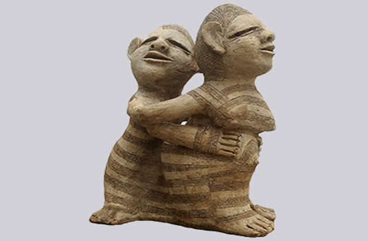 Foto de escultura feita por Reinata Sadimba
