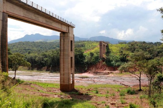 Rio barroso em função da queda de barragem