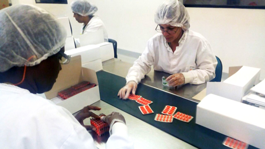 Pessoas trabalhando na produção do medicamento