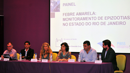 Foto da mesa de abertura do evento