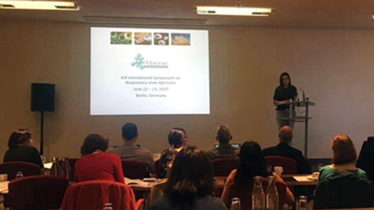 Paola apresentando seu trabalho na Alemanha
