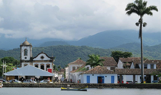 Imagem de igreja, mar e rua de Paraty