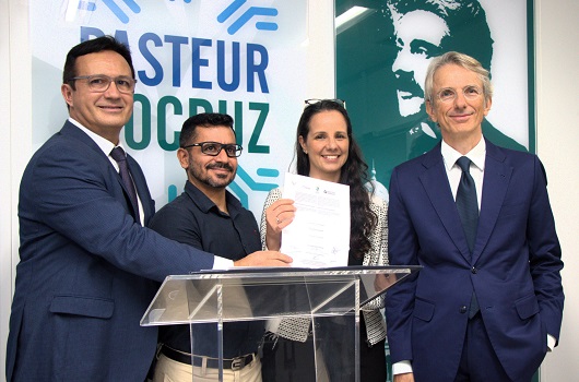 O reitor da UFC, Custódio Almeida, os co-coordenadores do Centro Pasteur-Fiocruz de Imunologia e Imunoterapia, Caroline Passaes e João Hermínio, e o embaixador da França no Brasil, Emmanuel Lenain, na cerimônia