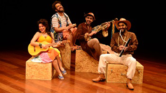 Foto de atores encenando a peça teatral O rapaz da rabeca e a moça Rebeca