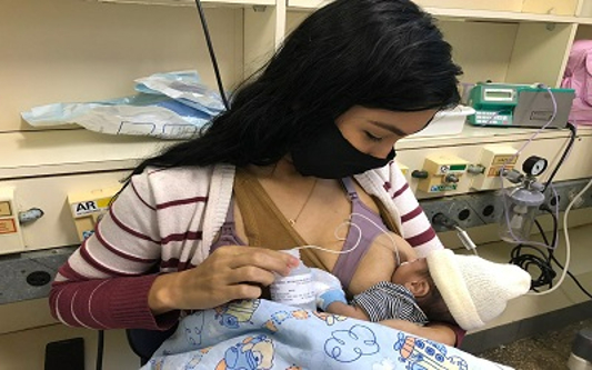 Mãe amamentando
