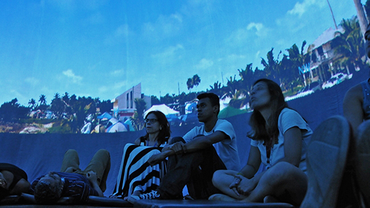 Foto de visitantes no planetário digital