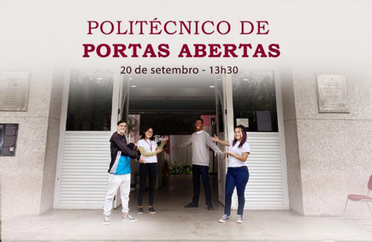 Foto de quatro estudantes na porta da escola convidando as pessoas para entrarem no prédio da EPSJV