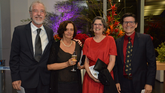 Celina Turchi posando para foto com outros três pesquisadores