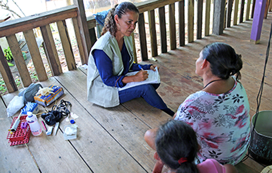 A pesquisadora do IOC Simone Ladeia durante atividade de campo com moradores do Parque Nacional do Jaú, na Região Norte do país