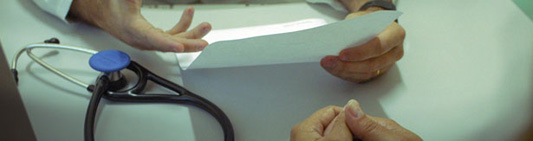 Médico lendo um diagnóstico