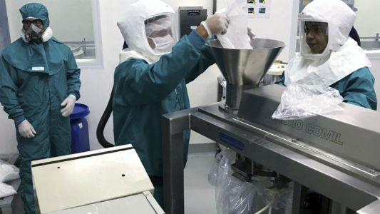 Farmacêuticos trabalhando na produção