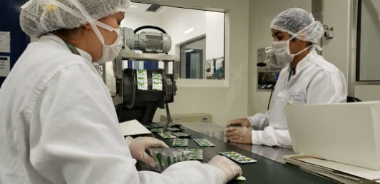 Farmacêuticos trabalhando