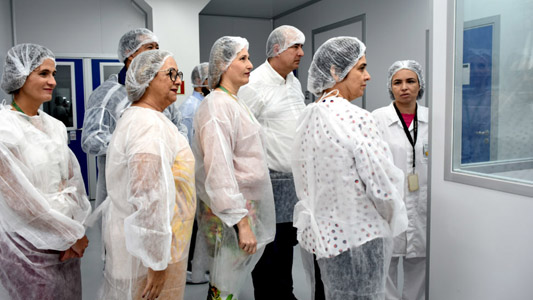 Visitantes acompanhando a produção de medicamentos em Farmanguinhos
