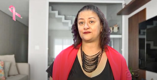 Rosto de uma mulher entrevistada no filme Câncer de mama