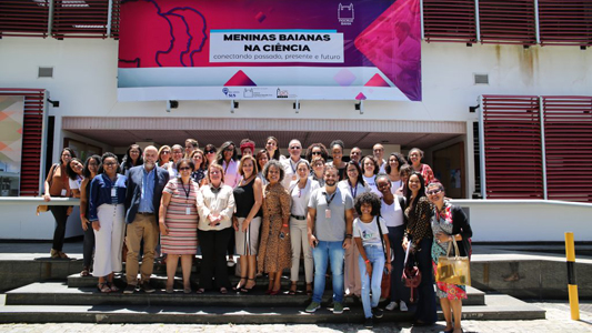 Participantes do evento promovidos pela Fiocruz Bahia reunidos na entrada do auditório