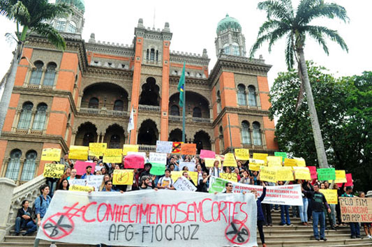 Estdantes protestando em frente ao castelo fiocruz