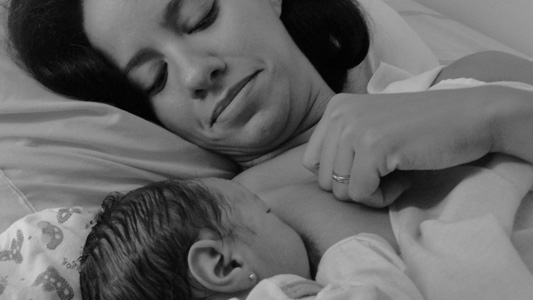 Imagem de mãe amamentando filha