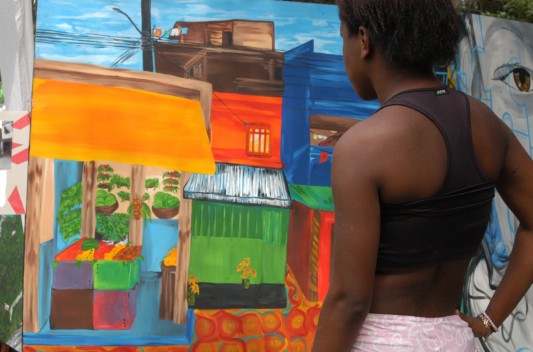 Mulher olhando um quadro