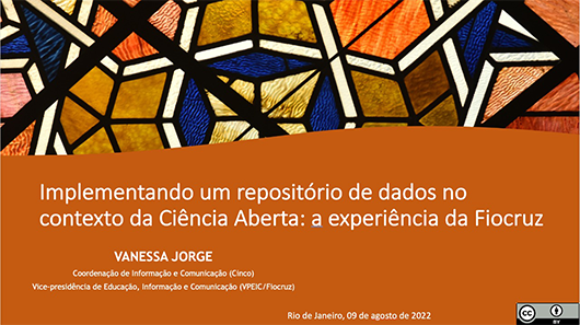 Imagem com metade de cima com losangos coloridos e com a metade de baixo com um fundo laranja e texto em cor branca escrito:  Implementando um repositório de dados no contexto da Ciência Aberta: a experiência da Fiocruz / Vanessa Jorge / Coordenadora de Comunicação e Informação / Vice-presidência de Educação, Informação e Comunicação / Rio de Janeiro, 09 de agosto de 2022