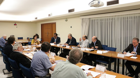 Integrantes do conselho na sala onde aconteceu a reunião