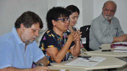 Palestrantes reunidos na mesa de abertura