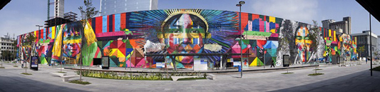 Desenho de um rosto indígena pintado em um muro