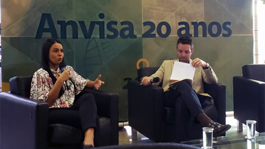 Érica no debate promovido pela Anvisa