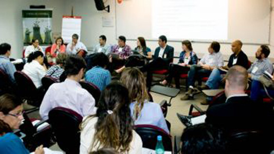 Imagem de pessoas reunidas em círculo