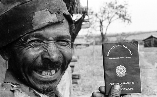 Homem segurando carteira de trabalho