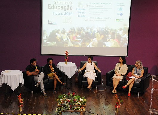 Participantes da mesa de encerramento