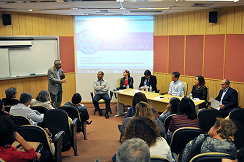 Foto dos palestrantes e participantes no seminário