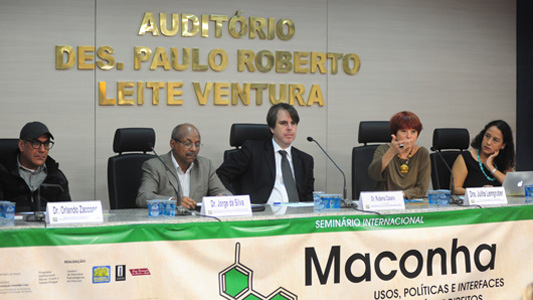 Foto dos palestrantes da mesa Impactos da legislação sobre maconha na segurança pública