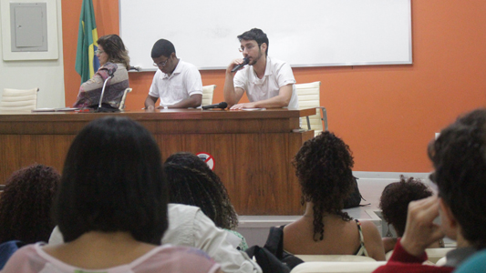 Pesquisadores na mesa