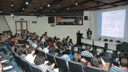Foto do auditório com participantes do evento