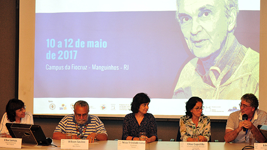 Foto da mesa de abertura do evento