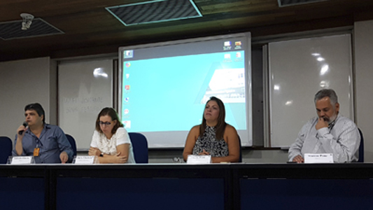 Pesquisadoras na mesa de abertura ao lado do diretor da unidade