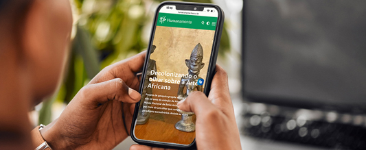 Mulher olhando o site Humanidades pelo celular